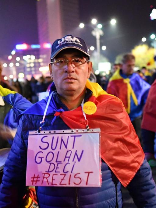 Zehntausende Rumänen protestieren in Bukarest gegen die geplante Justizreform (5.11.2017).