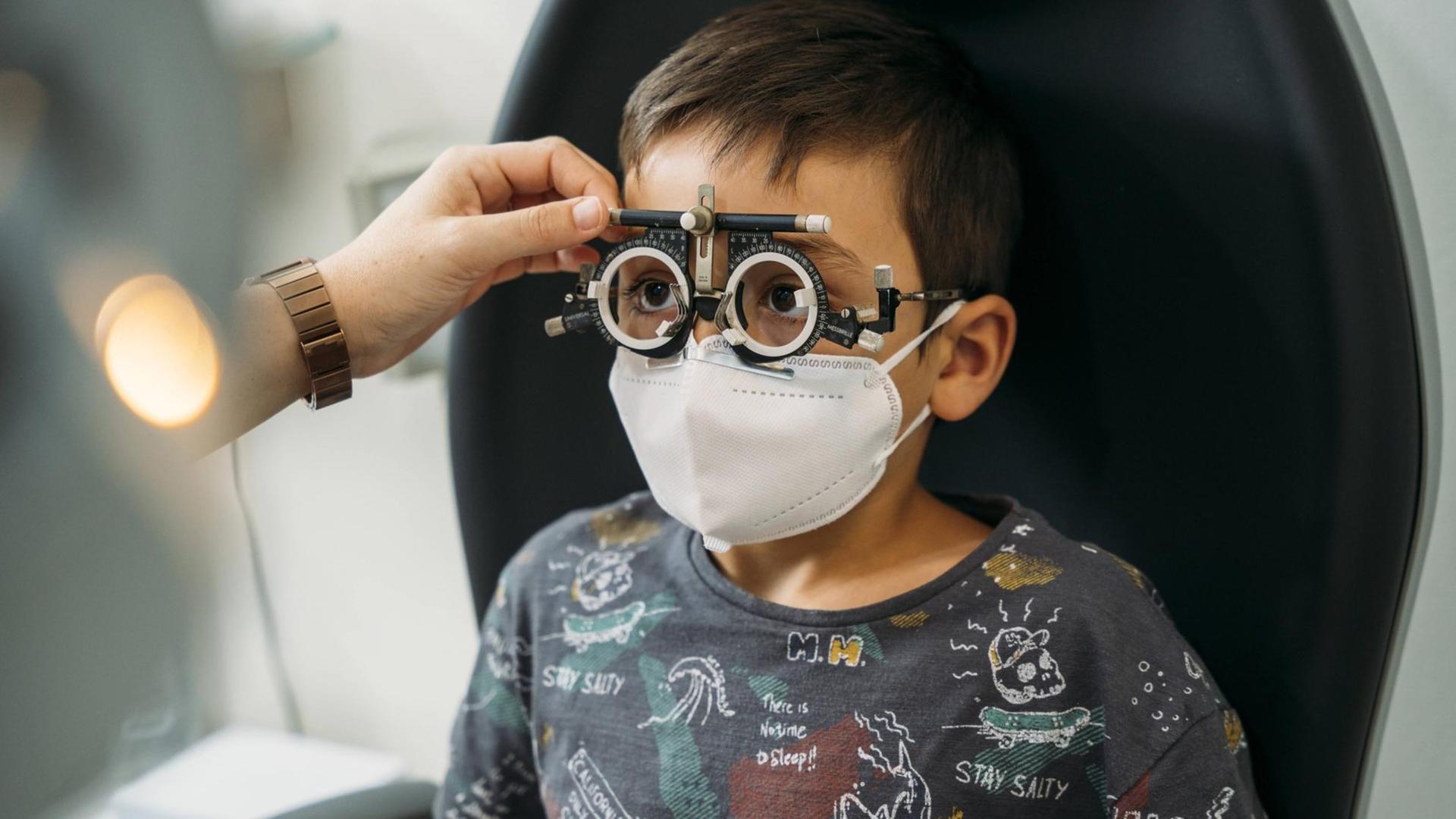 Ein Kind wird bei einem Augenarzt untersucht.