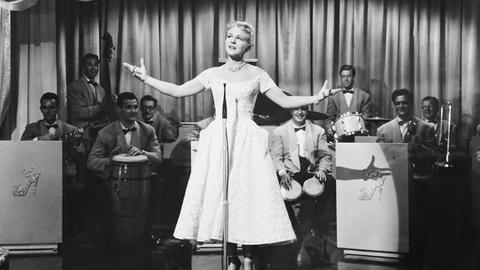 Peggy Lee, bei einem Fernsehauftritt im Jahre 1952