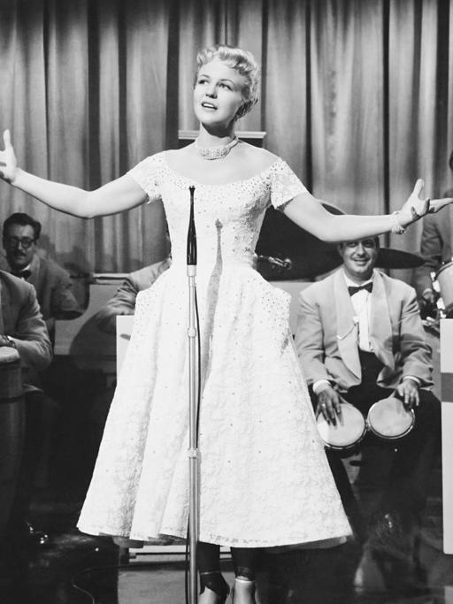 Peggy Lee, bei einem Fernsehauftritt im Jahre 1952