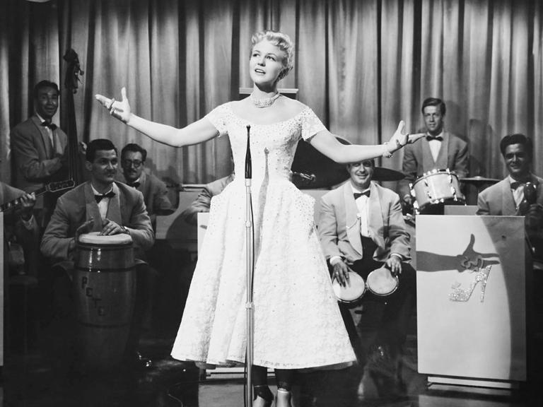 Peggy Lee, bei einem Fernsehauftritt im Jahre 1952