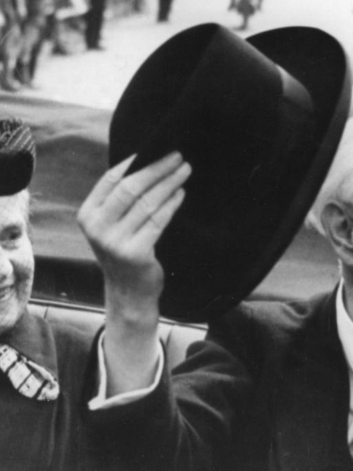 Bundespräsident Theodor Heuss und seine Frau Elly Heuss-Knapp winken 1949 aus einem Auto heraus der Menge zu