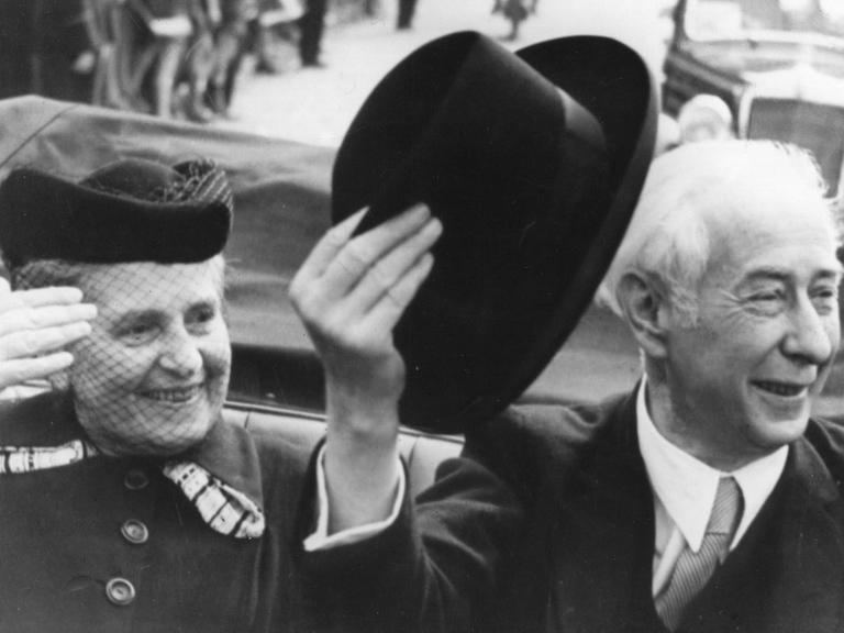 Bundespräsident Theodor Heuss und seine Frau Elly Heuss-Knapp winken 1949 aus einem Auto heraus der Menge zu