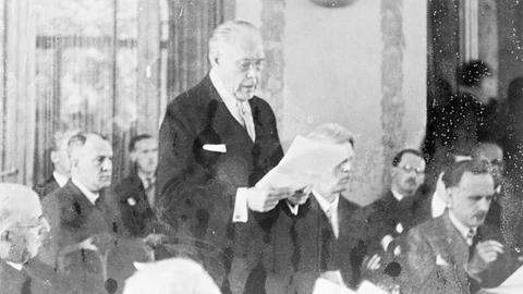 Nation seek solution of Refugee problem at Evian. American delegate s speech. Thirty nations are in conference at Evian las Baines, France, in an effort to find a solution to the problem of the thousands of refugees, mainly Jewish, who are leaving Germany. Photo shows, Mr Myron C Taylor, the American delegate, addressing the conference. 7 July 1938, London United Kingdom England Copyright: Topfoto PUBLICATIONxINxGERxSUIxAUTxONLY UnitedArchivesEU053643