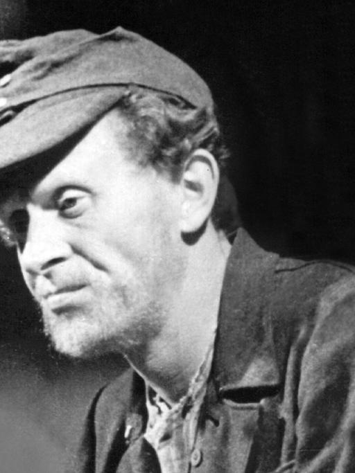 Der international bekannte Schauspieler Gert Fröbe als "Otto Normalverbraucher" in dem Nachkriegsfilm "Berliner Ballade" 1948.