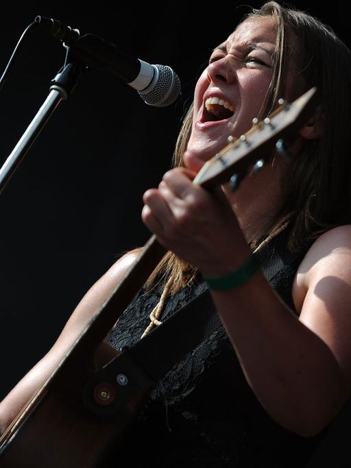 Die Schweizer Sängerin Sophie Hunger steht am 28.07.2013 auf dem Greenville Festival in Paaren/Glien (Brandenburg) vor den Toren Berlins auf der Bühne.