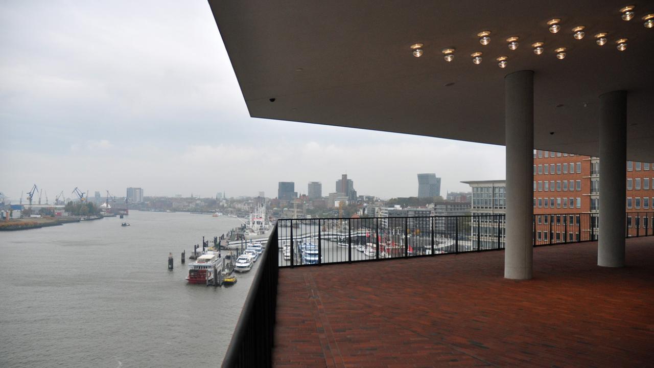 Elbphilharmonie: Blick aus der so genannten Plaza - der Nahtstelle zwischen dem traditionsreichen Hafenspeicher und dem gläsernen Neubau - in Richtung Hafen