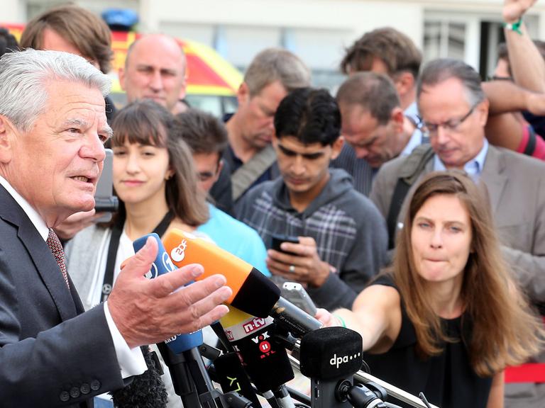 Bundespräsident Joachim Gauck gibt vor Journalisten ein Statement ab.