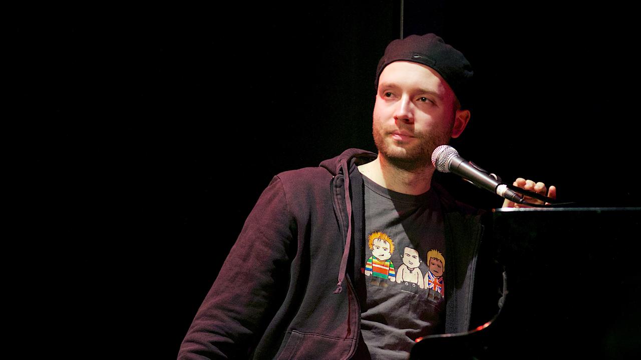 Marc-Uwe Kling, deutscher Liedermacher, Kabarettist und Autor, bei einem Auftritt in Mainz