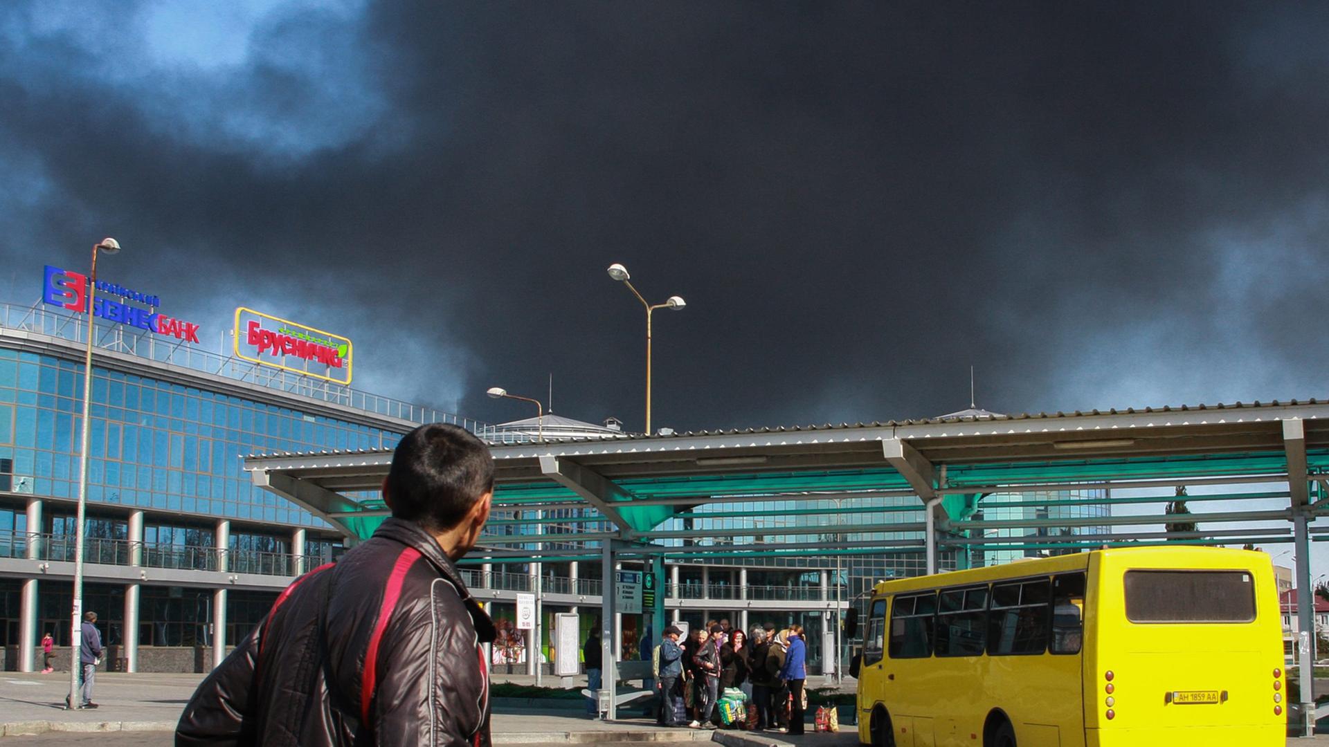 Rauch steigt am Flughafen von Donezk auf.