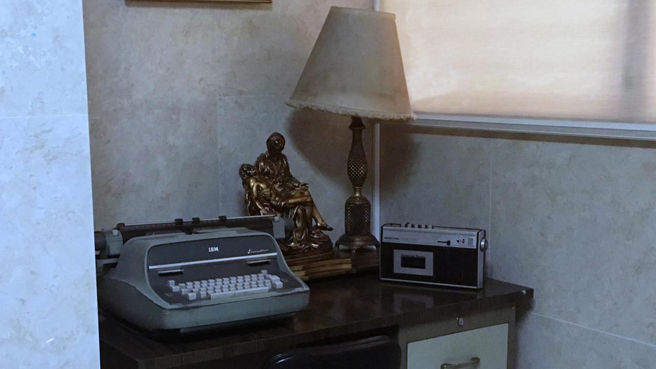 Seine Wohnung ist heute ein Museum - der Schreibtisch von Oscar Romero mit dem Aufnahmegerät. (Anne-Katrin Mellmann, ARD-Studio Mexiko)