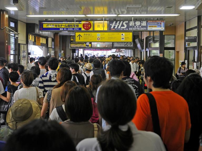 Großes Gedränge in der Metro-Station Harajuku
