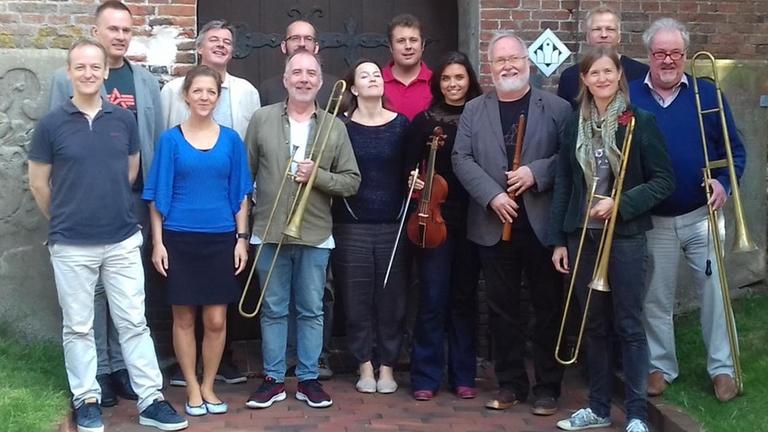 Das Ensemble Concerto Palatino mit historischen Blasinstrumenten vor der St. Cyprian- und Corneliuskirche in Ganderkesee Das Ensemble Concerto Palatino mit historischen Blasinstrumenten vor der St. Cyprian- und Corneliuskirche in Ganderkesee