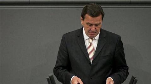 Bundeskanzler Gerhard Schröder während seiner Begründung der Vertrauensfrage im Bundestag