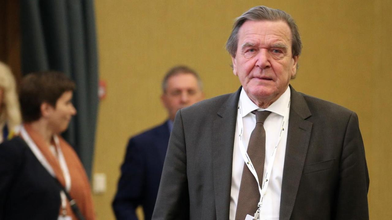Der ehemalige Bundeskanzler Gerhard Schröder auf der Hauptversammlung des russischen Ölkonzerns Rosneft in St. Petersburg (Russland).