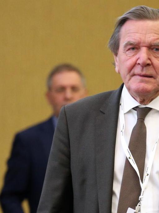 Der ehemalige Bundeskanzler Gerhard Schröder auf der Hauptversammlung des russischen Ölkonzerns Rosneft in St. Petersburg (Russland).