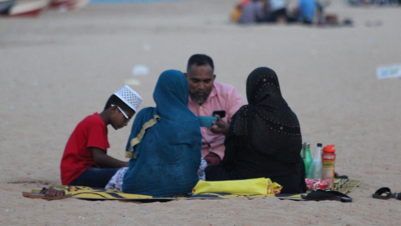 Fastenbrechen am Strand im Osten Sri Lankas - viele Muslime haben Angst, nun Opfer von Gewalttaten zu werden.