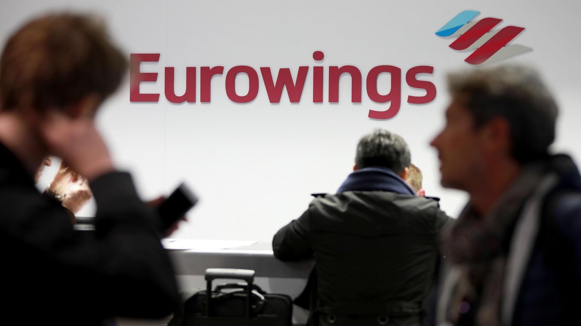 Fluggäste gehen am 21.10.2016 in Köln (Nordrhein-Westfalen) auf dem Flughafen Köln/Bonn zum Schalter der Fluggesellschaft Eurowings.