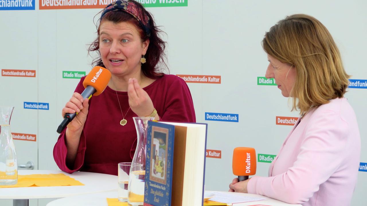 Die Orientalistin Claudia Ott im Gespräch mit Moderatorin Susanne Führer bei der Aufzeichnung der "Im Gespräch"-Sendung auf der Leipziger Buchmesse 2016.