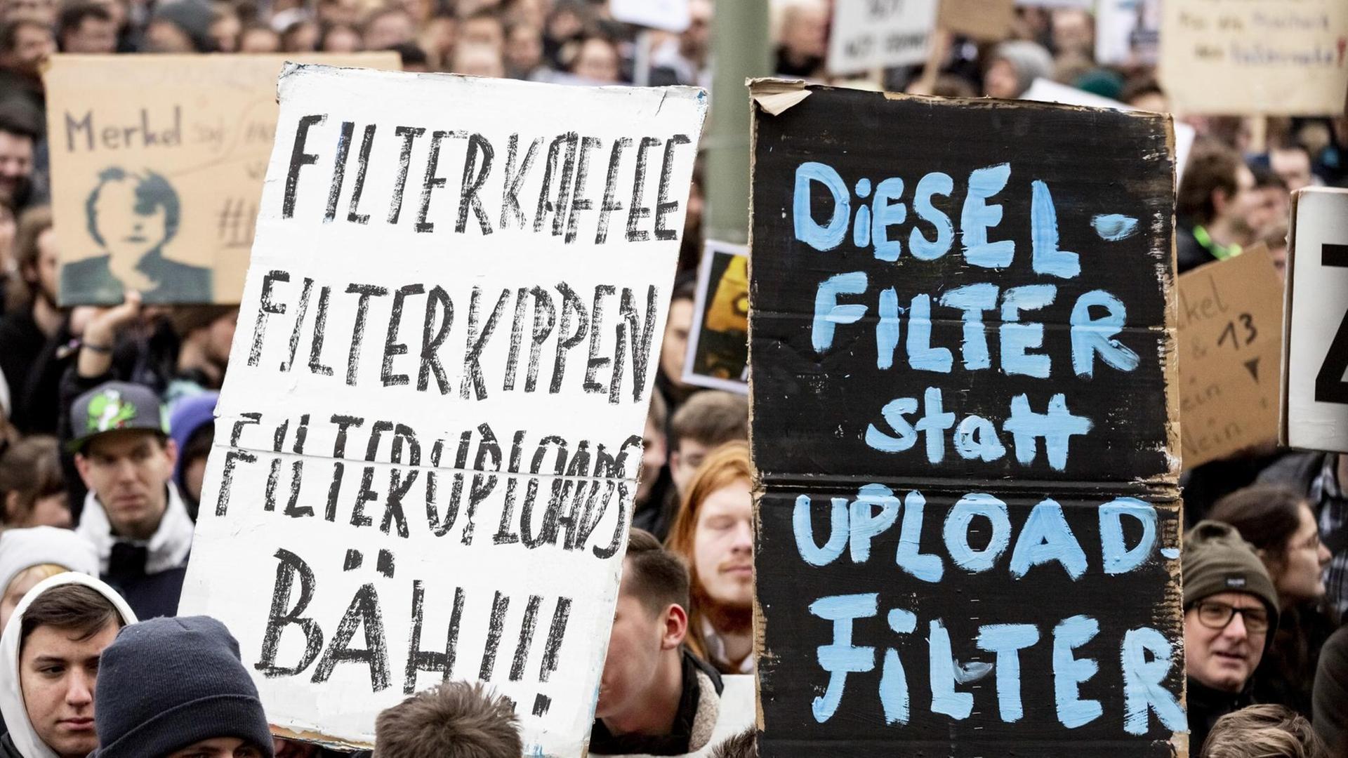 Plakate mit "Dieselfilter statt Uploadfilter" bei einer Demonstration des Bündnisses "Berlin gegen 13" gegen Uploadfilter und EU-Urheberrechtsreform im Artikel 13.