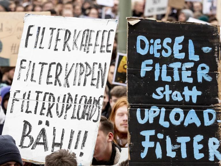 Plakate mit "Dieselfilter statt Uploadfilter" bei einer Demonstration des Bündnisses "Berlin gegen 13" gegen Uploadfilter und EU-Urheberrechtsreform im Artikel 13.