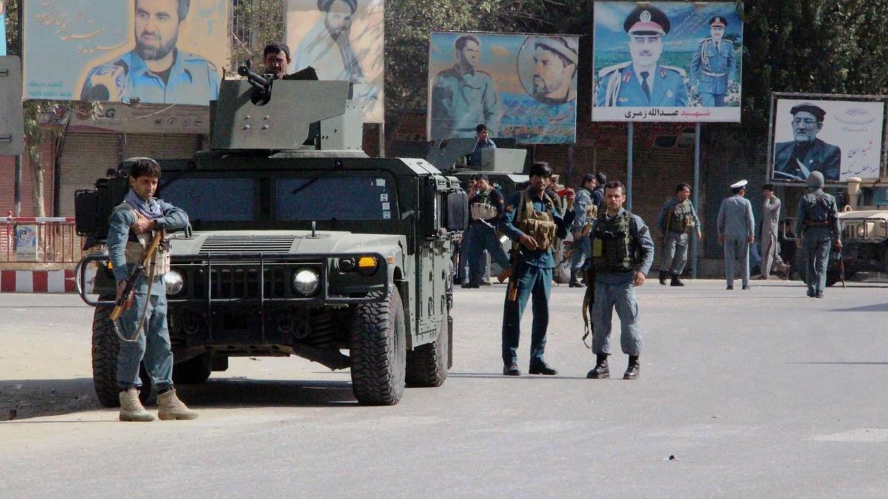 Afghanische Sicherheitskräfte stehen in der Stadt Kundus. Zuvor hatten Taliban die Stadt angegriffen.