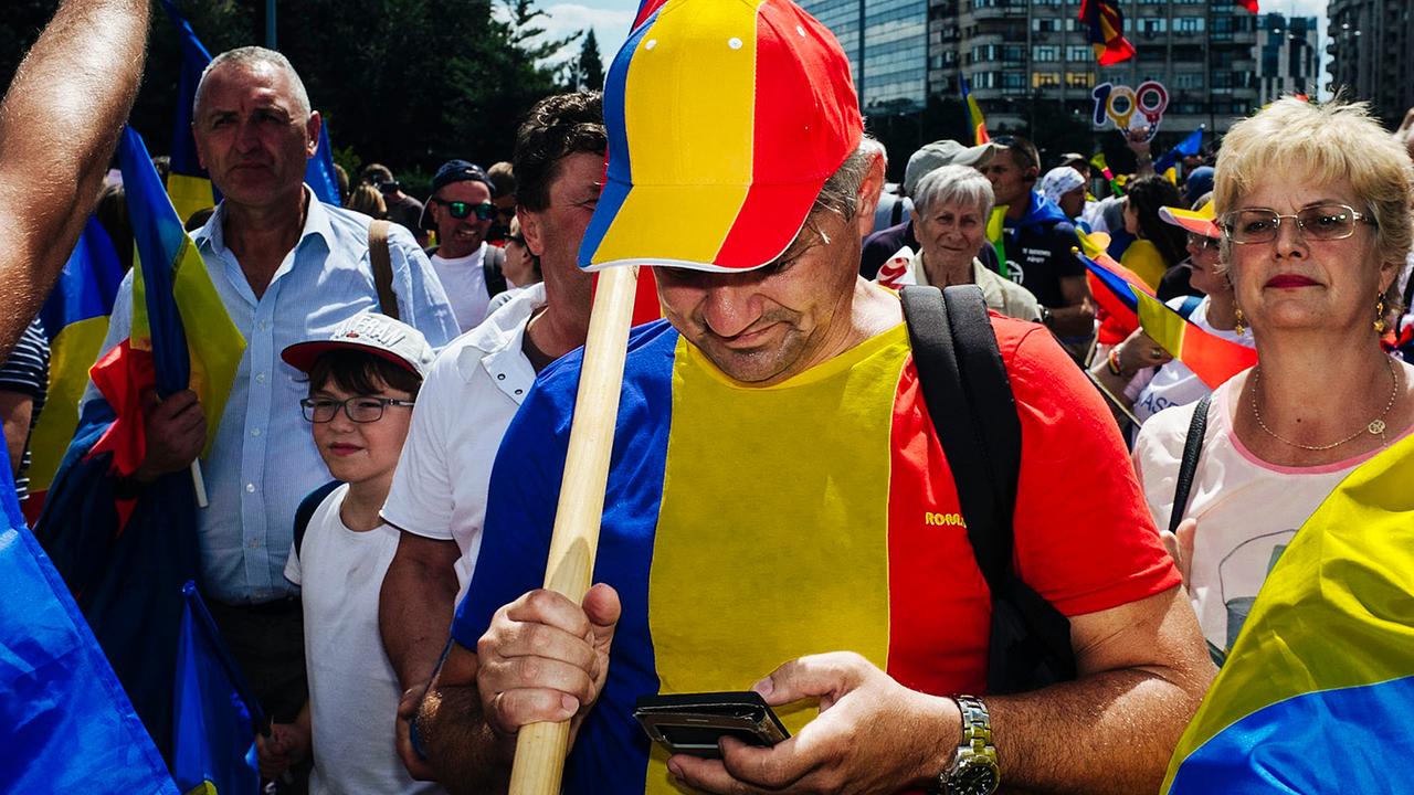 Ein Demonstrant bei den Protesten am 10. und 11. August 2018 auf dem Siegesplatz in Bukarest ist in den Landesfarben gekleidet.