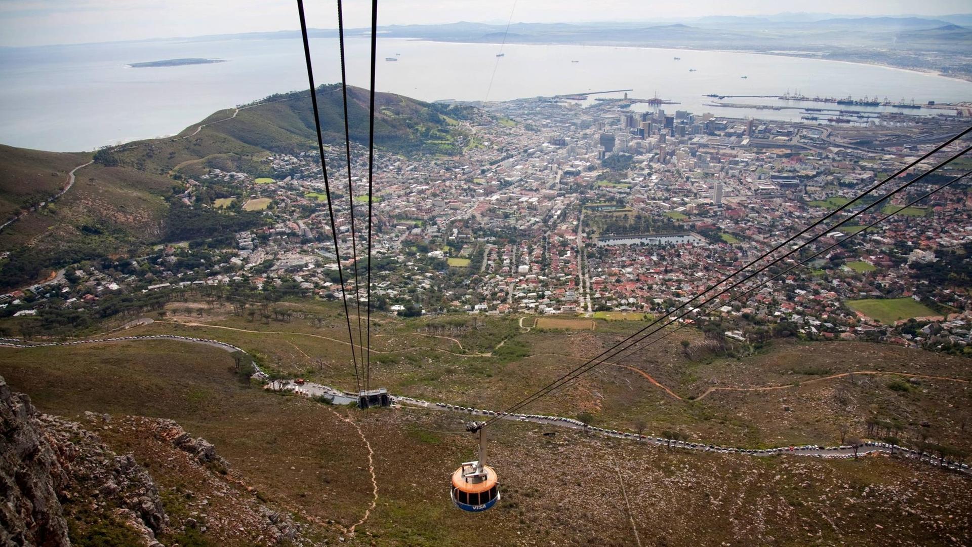 Blick vom Tafelberg auf Kapstadt mit Seilbahn, Südafrika