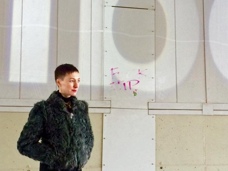 Die Künstlerin Lotte Van den Audenaeren vor der Licht-Installation am Eingang der Metrostation Maelbeek.
