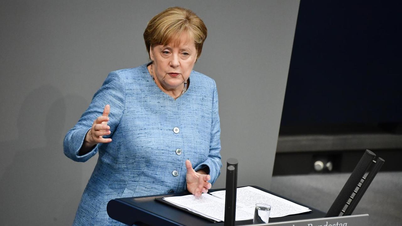 Bundeskanzlerin Angela Merkel (CDU) spricht während der Generaldebatte im Bundestag
