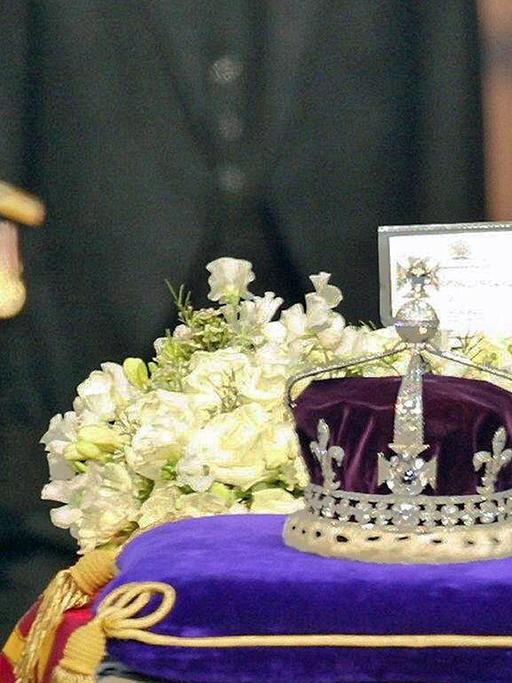 Krone mit dem legendären Koh-i-Noor-Diamanten: Zu sehen ist sie im April 2002 bei der Beerdigung der britischen Königinmutter. Dem Sarg folgen Prinz Charles und Prinz Philip.
