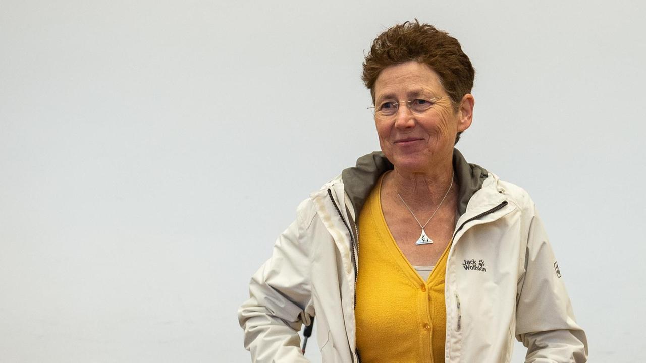 Die Gießener Ärztin Kristina Hänel steht vor Beginn des Berufungsprozesses im Gerichtssaal.
