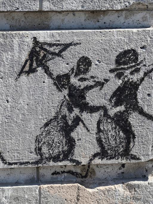 Zwei Ratten beim Promenieren am Ufer der Seine nahe dem Eiffelturm, gemalt von Straßenkünstler Bansky.