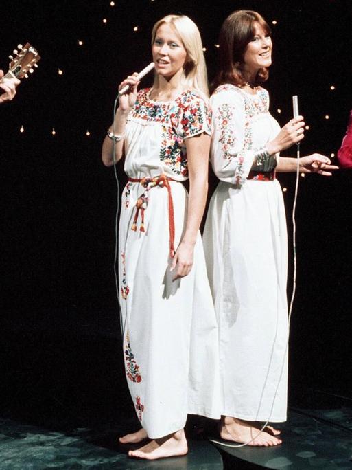Die Band Abba – (v.l.) Björn Ulvaeus, Agnetha Fältskog, Anni-Frid Lyngstad und Benny Andersson – sind 1974 auf einer Bühne zu sehen.