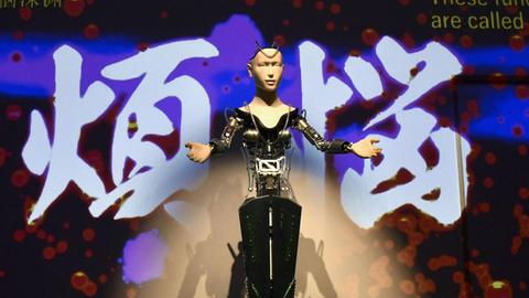 Der Mitgefühl-Roboter Mindar während einem Ritual im Kodaiji-Tempel in Kyoto