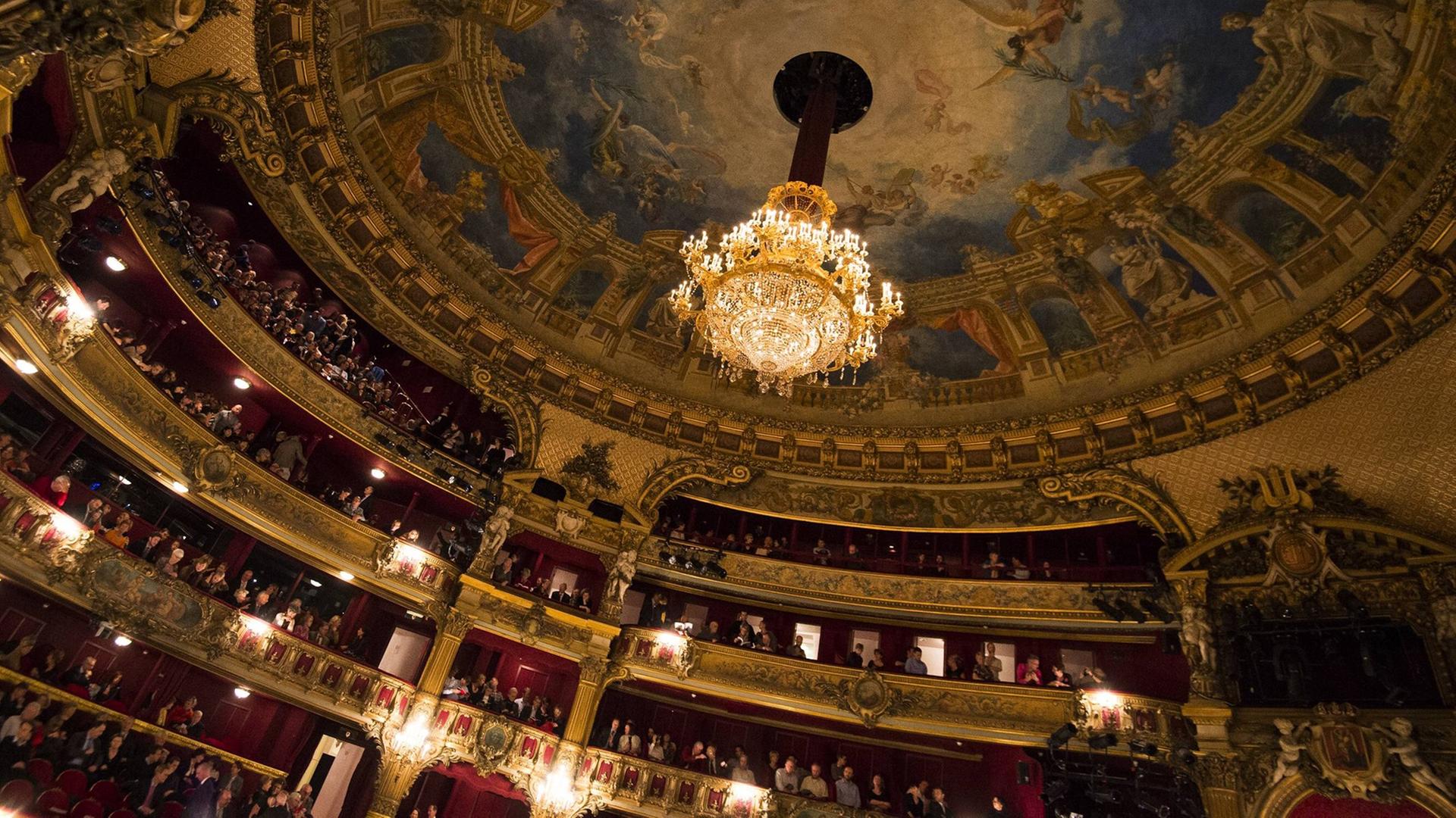 Die reich verzierte Decke der Brüsseler Oper La Monnaie-De Munt am 24. Februar 2014.