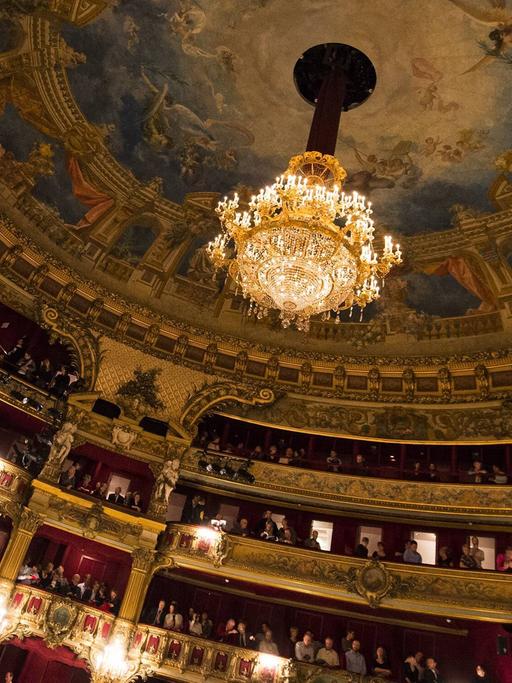 Blick auf die reich verzierte Decke der Brüsseler Oper La Monnaie-De Munt 