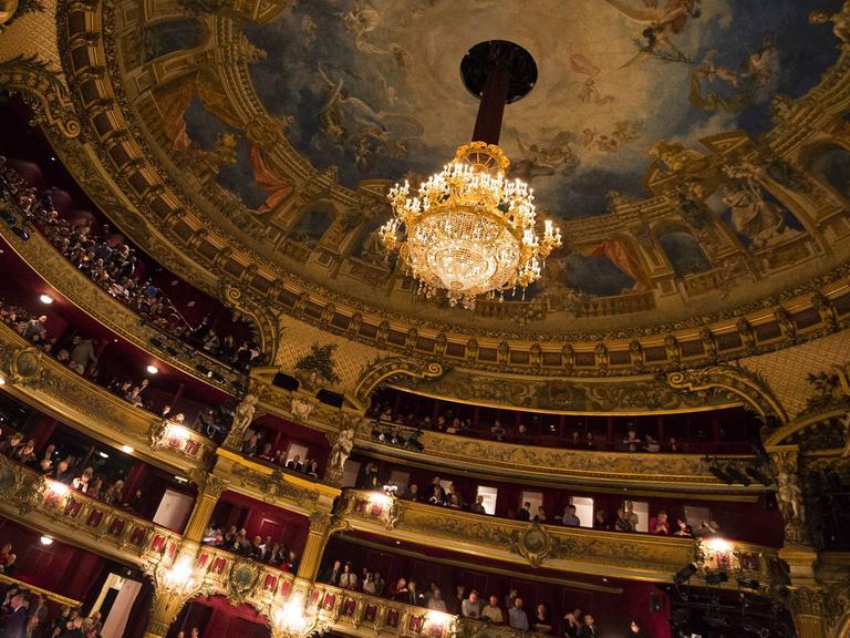 Blick auf die reich verzierte Decke der Brüsseler Oper La Monnaie-De Munt 