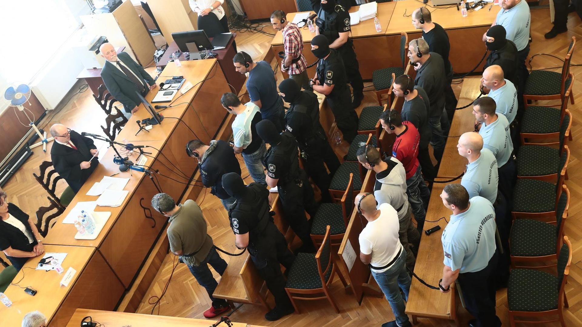 Das Foto zeigt den Gerichtssaal in Kecskemet/Ungarn, wo vier Schlepper zu hohen Haftstrafen verurteilt wurden.