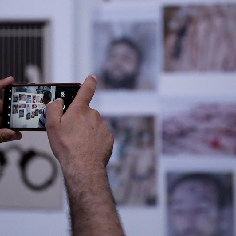 Blick in eine Ausstellung mit - hier nicht gut zu erkennenden - Fotos von Folteropfern in Syrien, die von einem forensischen Fotografen mit dem Decknamen Caeser an die Öffentlichkeit gebracht wurden, aufgenommen am 8. Juli 2020 in der privaten North University in Sarmada in Idlib