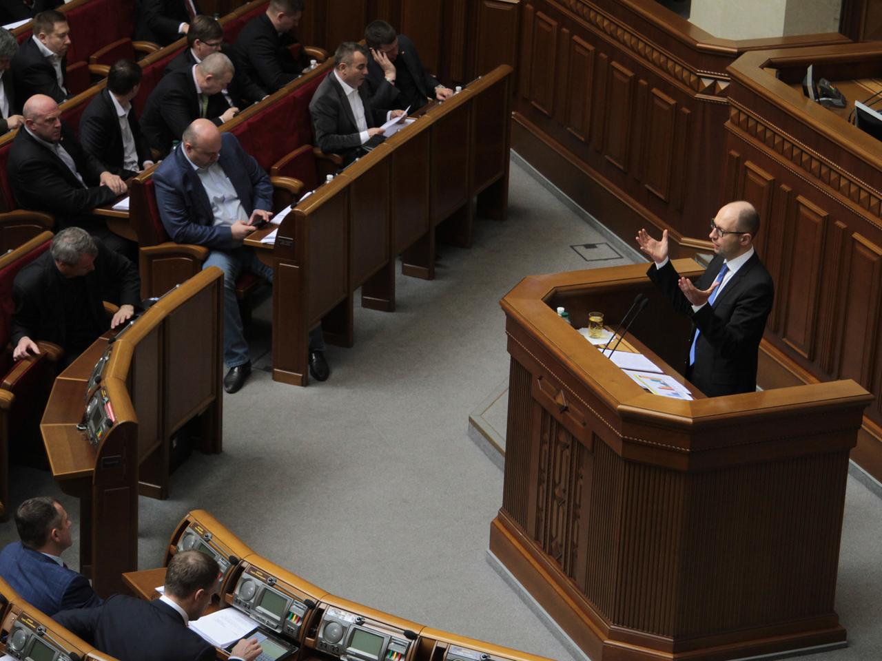 Regierungschef der Ukraine, Arseni Jazenjuk, spricht im Parlament