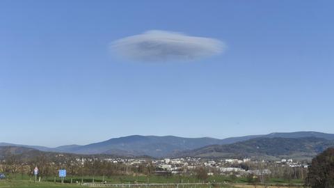 Wolke, die an ein UFO erinnert über der Ortschaft Sumperk in Tschechien.