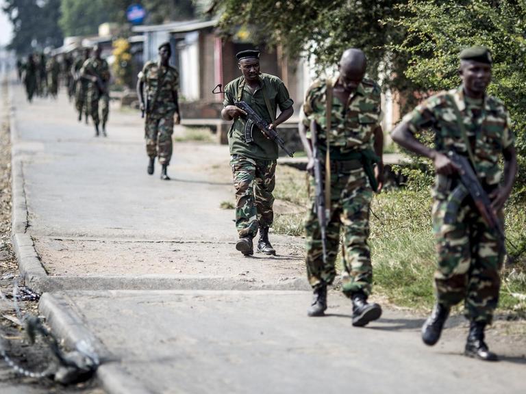 Soldaten in Bujumbura, der Hauptstadt Burundis, nach einer Operation im Stadtviertel Cibitoke