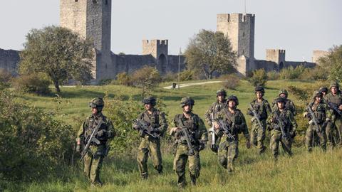 Eine Einheit des Skarabourg Regiments patrouillert außerhalb der historischen Stadtmauer von Visby auf der schwedischen Insel Gotland