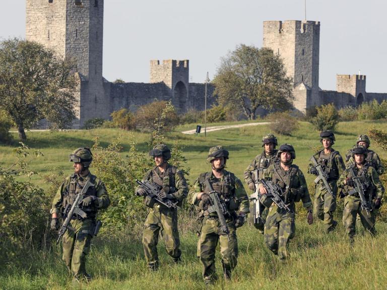 Eine Einheit des Skarabourg Regiments patrouillert außerhalb der historischen Stadtmauer von Visby auf der schwedischen Insel Gotland. (Quelle: afp)