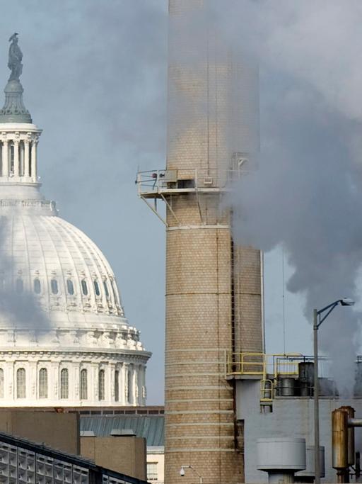 Rauchschwaden aus einem Kohlekraftwerk vor dem Capitol in Washington