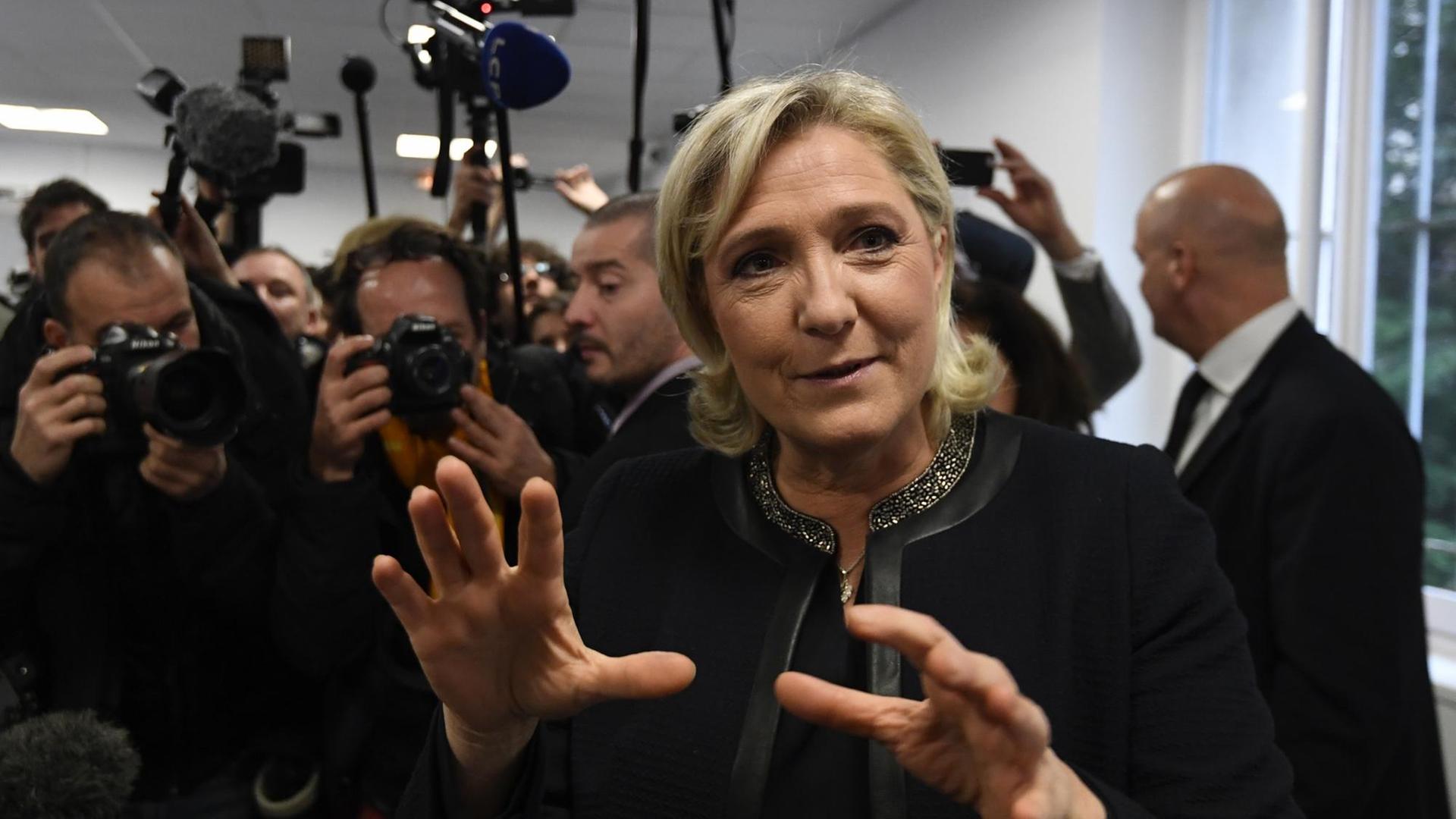 Marine Le Pen, Kandidatin des Front National für die Präsidentschaftswahlen in Frankreich 2017, spricht zur Presse.