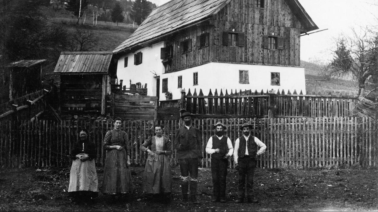 Eine historische Aufnahme eine Bauernfamilie vor ihrem Hof in der Steiermark.