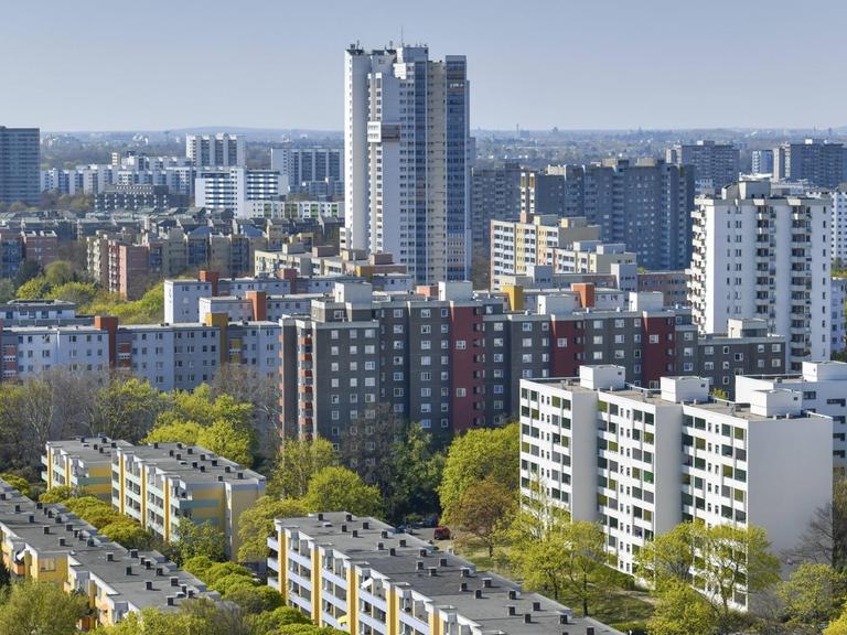 Blick auf die Hochhäuser der Berliner Gropiusstadt.