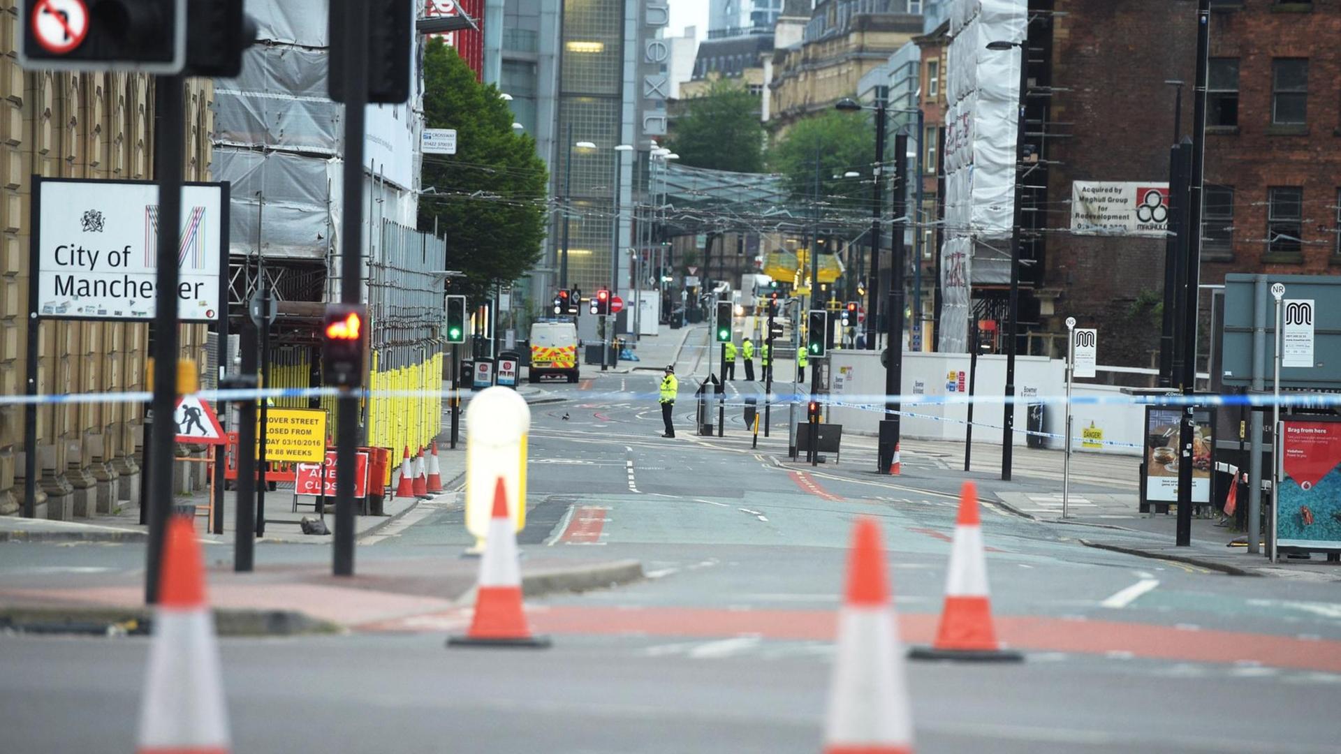 Die Polizei sperrt am 24.05.2017 eine Straße in der Nähe der Manchester Arena (Großbritannien) ab.